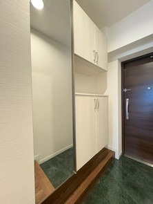 【玄関】 | スカイハイツ姪浜西 | 玄関には収能力の高いシューズボックスと姿見までセットされています