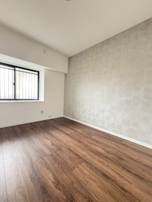 【洋室】 | スカイハイツ姪浜西 | 5.6帖の洋室。落ち着いた壁色を選んで大人っぽい内装に仕上がりました