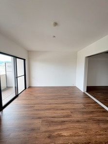 【居間・リビング】 | スカイハイツ姪浜西 | LDKは隣りの洋室とつなげて広く使ってもOK。ライフスタイルに合わせて自由に使えます