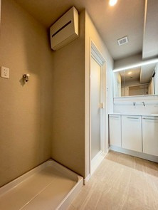 【ランドリースペース】 | スカイハイツ姪浜西 | 洗濯機置き場の上部のスペースには洗剤等を置く棚の設置がおすすめです