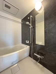 【浴室】 | スカイハイツ姪浜西 | 雨の日でも洗濯に困らない浴室乾燥機、いつでも暖かいお風呂に入れる追い焚き機能付きのバスルーム