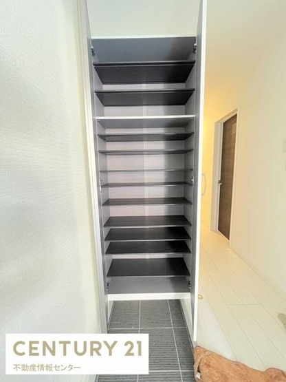 【玄関】 | 平尾2丁目　中古戸建 | 収納も大きくご家族様でも大丈夫です！