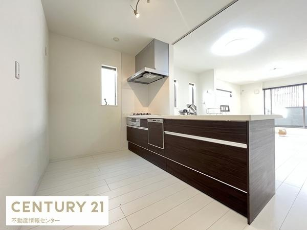 【キッチン】 | 平尾2丁目　中古戸建 | システムキッチンはリビングを見渡せるようになっております！