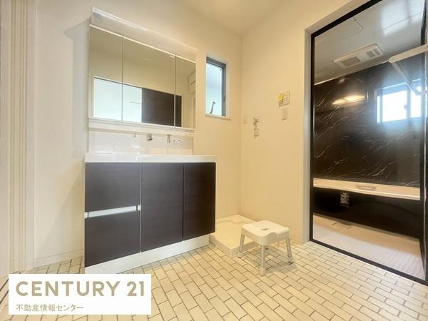 【独立洗面台】 | 平尾2丁目　中古戸建 | 洗面所も広く選択の取り込みや身支度も窮屈なくすることが可能です！