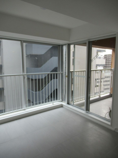 【洋室】 | ホワイティ薬院 | バルコニー側の洋室。2面窓から室内に多く光を取り入れております。景色も広く見えるので開放感があります