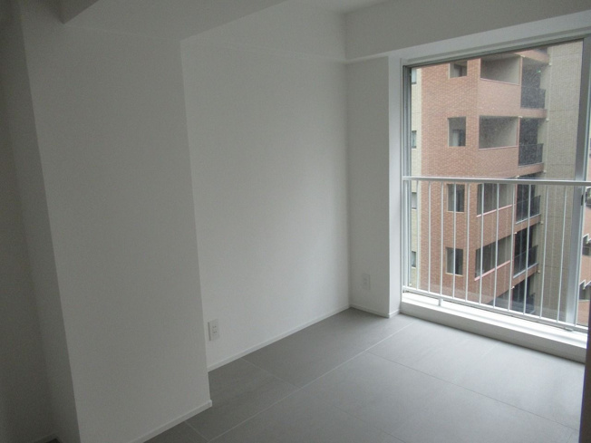 【洋室】 | ホワイティ薬院 | 大きな窓から外がワイドに見えるので開放感があります