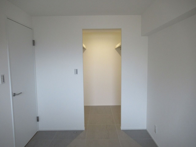 【洋室】 | ホワイティ薬院 | 玄関側の洋室。ウォークインクローゼットを備えているので居住スペースを広々と使えます