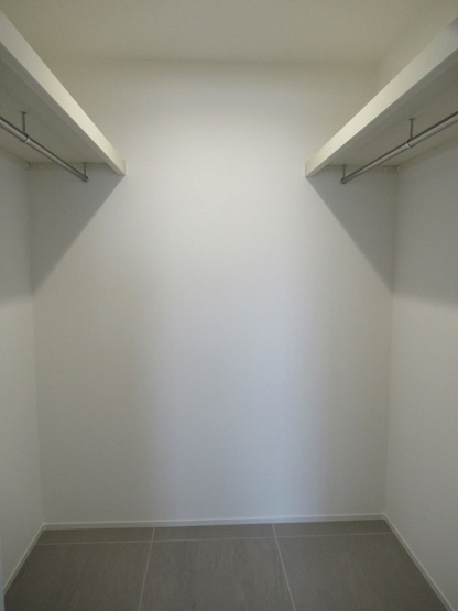 【収納】 | ホワイティ薬院 | ウォークインクローゼット。季節物の洋服や、普段使いの鞄を収納したり多様な使い方ができます