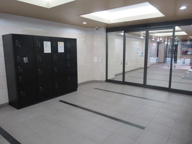 【エントランス】 | ホワイティ薬院 | 安全に配慮されたオートロックマンションです。宅配ボックスがあるので不在時でも荷物が受け取れます