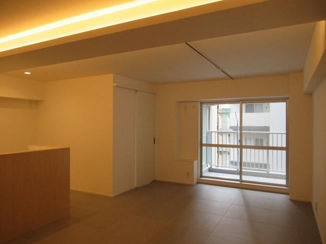 【居間・リビング】 | ホワイティ薬院 | LDKは約15帖の広さがあり、カウンターキッチンなので空間に広がりがあります