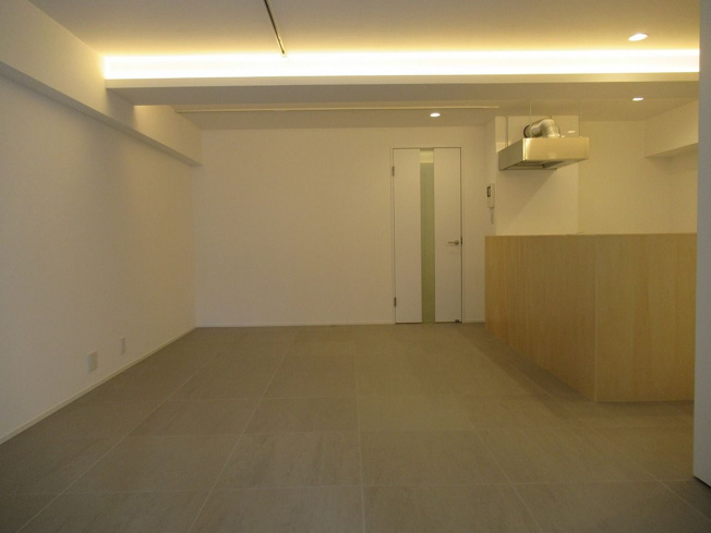 【居間・リビング】 | ホワイティ薬院 | リビングは広く落ち着く空間になっており、お好きなレイアウトを楽しめます