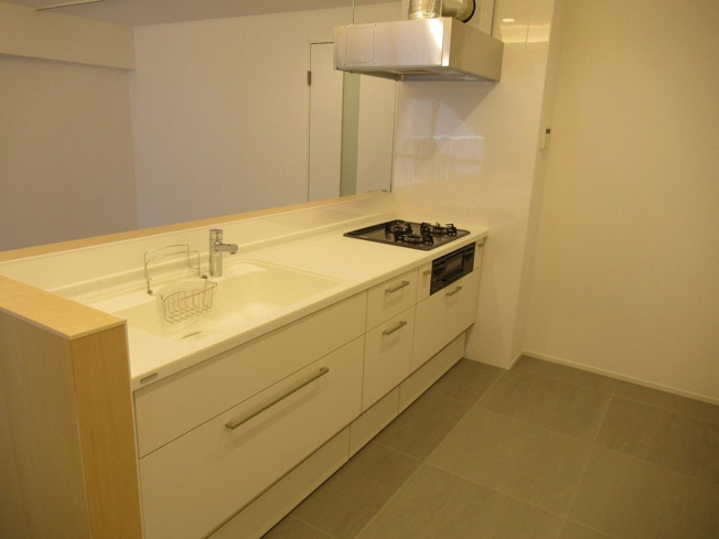 【キッチン】 | ホワイティ薬院 | シンプルで機能的なシステムキッチンです。新品に交換済みなので楽しくお料理ができますね