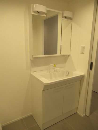 【独立洗面台】 | ホワイティ薬院 | 三面鏡裏収納付きの洗面台で、散らかりがちな洗面回りもすっきりと片付きます