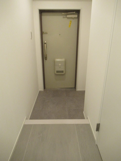 【玄関】 | ホワイティ薬院 | 玄関ドア横にはシューズボックスを置けるスペースがあります