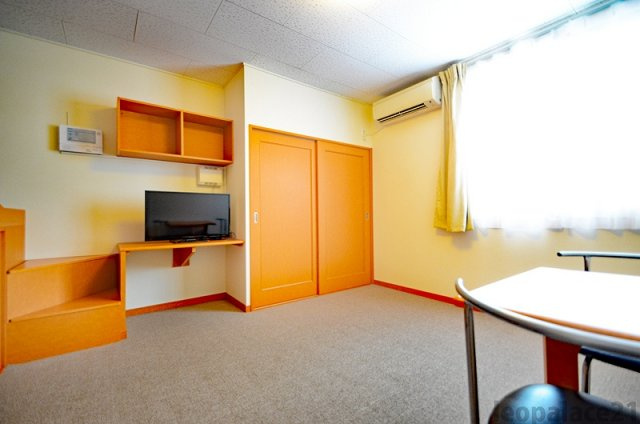 レオパレス屋形原の居間・リビング