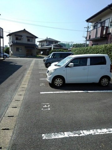 ハッピーシャトウⅡの駐車場