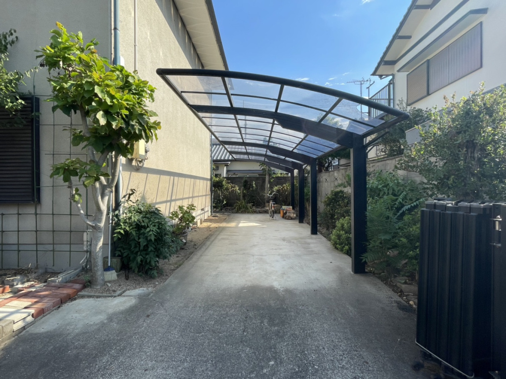 上之町2丁目　戸建の駐車場|カーポート
縦列2台以上駐車可能（車種による）