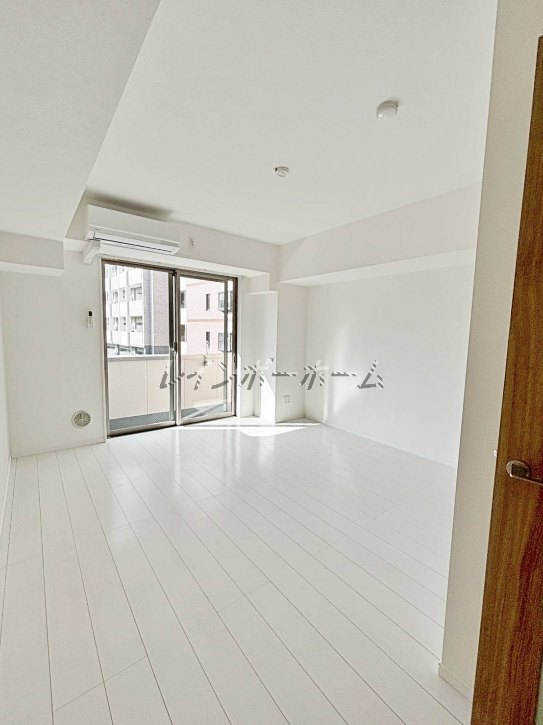 【仲介手数料：50％OFF】対象物件！の居間・リビング|こちらのリビングで趣味の時間をお楽しみください