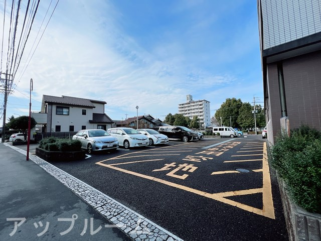 SYMPATHIE Dの駐車場