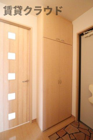 リビングタウンおゆみ野の玄関|明るい玄関です
