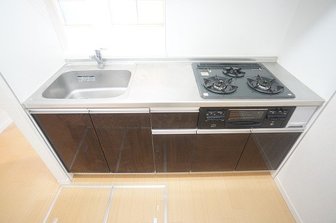 カーサ西船のキッチン|3口コンロ(グリル付)♪※同建物・同間取・別部屋の写真です。