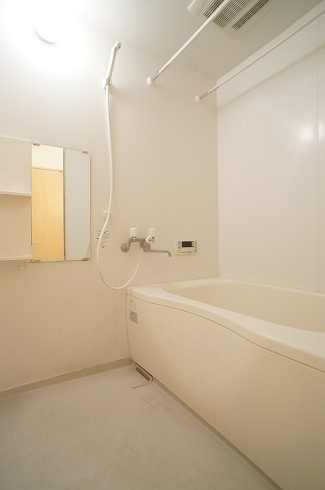 カーサ西船の浴室|追焚機能・浴室乾燥機能付き♪※同建物・同間取・別部屋の写真です。