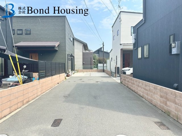 太陽光パネル搭載　魚住町西岡　中古戸建の前面道路含む現地写真