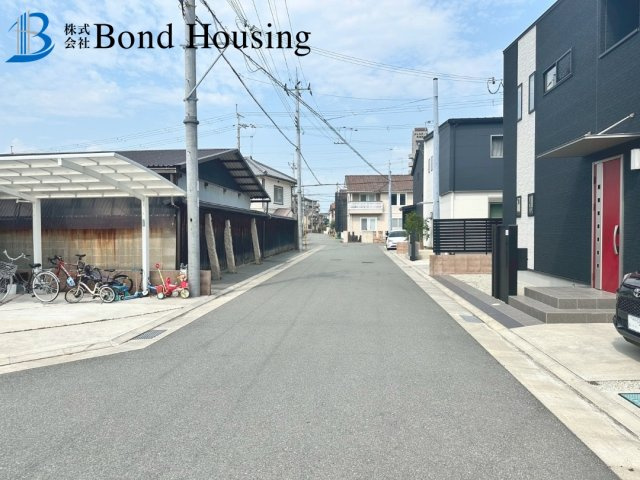 太陽光パネル搭載　魚住町西岡　中古戸建の前面道路含む現地写真