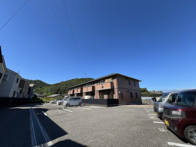 ウエスト孕の駐車場