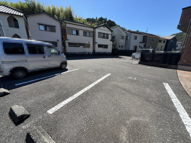 ウエスト孕の駐車場