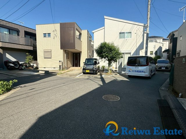 中古戸建　茅ヶ崎市菱沼1丁目の前面道路含む現地写真