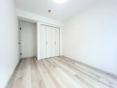 【洋室】 | サニーパレス多摩 | ◆室内はいつも明るい印象なので気持ちの良い朝を迎えられます。各部屋にはクローゼットを完備しており、収納が多いお家はすっきりして快適空間です。