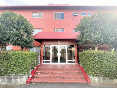 【外観】 | サニーパレス多摩　専用庭付き住居/駅まで７分の好立地 | 清潔感のあるエントランスに開放感のある住環境。

