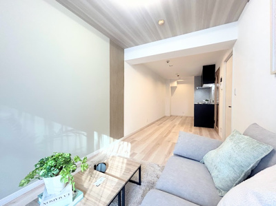 【居間・リビング】 | サニーパレス多摩 | ◆広々としたリビング・ダイニングは、シックでモダンな内装。落ち着いた雰囲気に包まれて、伸びやかな空間のなかで、ゆったりと家族団らんのひとときを過ごせます。