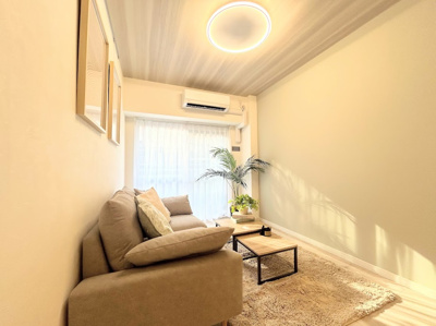 【居間・リビング】 | サニーパレス多摩 | ◆柔らかな色合いのフローリングと清潔感のあふれる白のクロスが明るい空間を創り出しているリビングダイニング。家族の集まる憩いの場にふさわしいです。