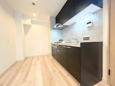 【キッチン】 | サニーパレス多摩 | ◆デザイン性と機能性を兼ね備えたキッチンです。リビングスペースとの一体感が生まれ、広々空間を演出してくれます。