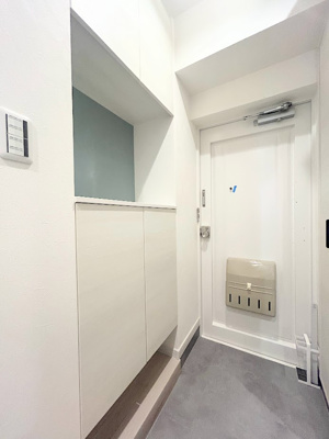 【玄関】 | サニーパレス多摩 | ◆明るい玄関です！散らかりやすい玄関もスッキリする大容量のシューズボックス付き。