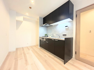 【その他】 | サニーパレス多摩 | ◆デザイン性と機能性を兼ね備えたキッチンです。リビングスペースとの一体感が生まれ、広々空間を演出してくれます。