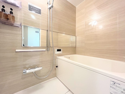 【浴室】 | サニーパレス多摩 | ◆モダンデザインの空間が気持ちよさを高めてくれるバスルーム。すっきりとした清潔感の中に都会的なセンスが感じられ、心身をリフレッシュできる寛ぎを深めてくれるスペースです。
