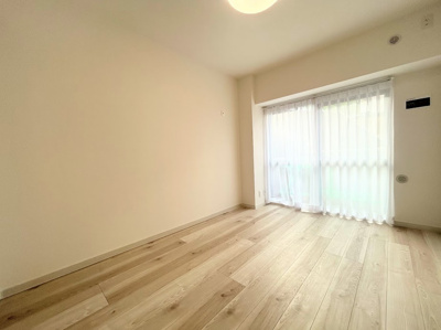 【洋室】 | サニーパレス多摩 | ◆柔らかい陽光が差し込む明るいお部屋を演出する設計。彩光の取れる窓が気持ちの良いお部屋を創り上げます。