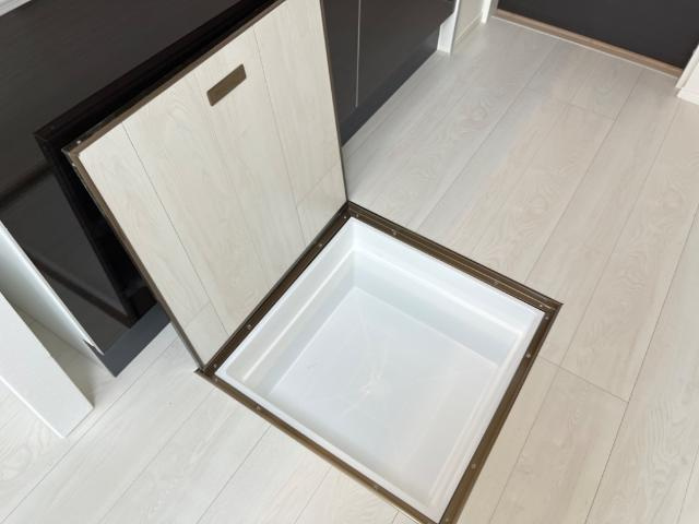 トリコロールⅢの収納|床下収納