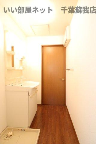 ヴィクトワールＢの洗面所|ゆったりとスペースのある洗面所