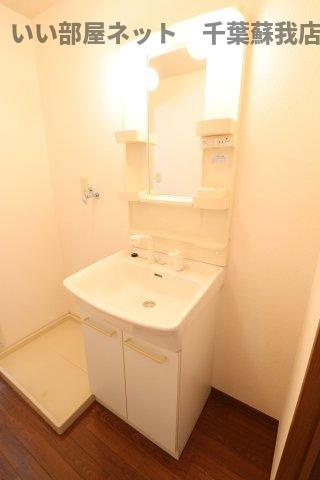 ヴィクトワールＢの洗面所|明るい洗面所です