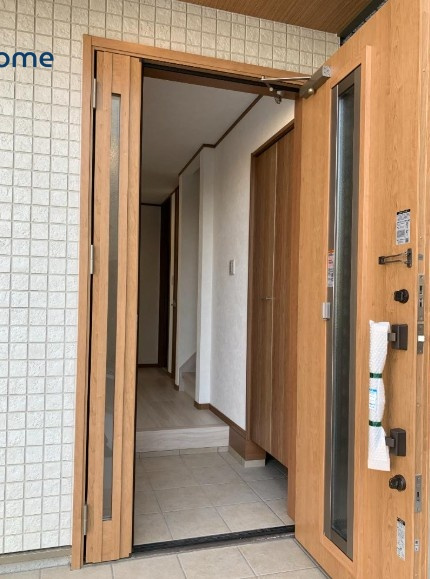 明石市朝霧東町2丁目　新築戸建の玄関|●年中無休:当日予約可●木目のかわいい色の玄関です。光の入る明るい玄関になります