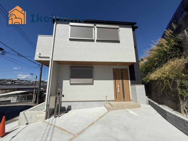 明石市朝霧東町2丁目　新築戸建のエントランス|●年中無休：当日予約可●スタイリッシュなデザインのお家！南向きで陽当りも良好です♪