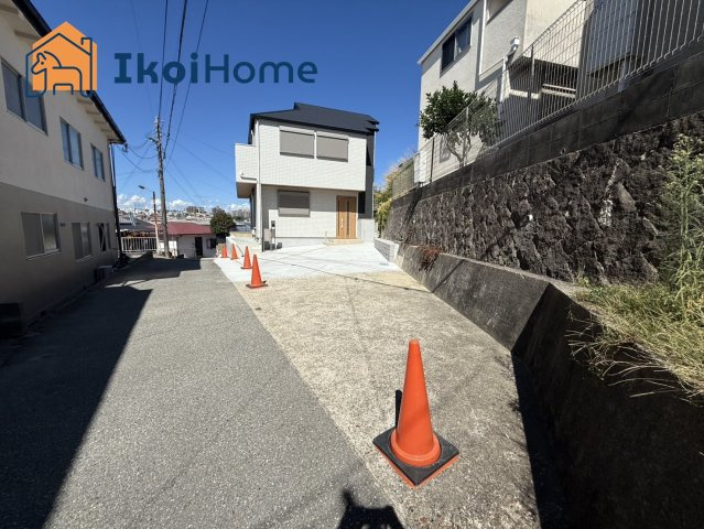 明石市朝霧東町2丁目　新築戸建の前面道路含む現地写真|●年中無休：当日予約可●前面道路は3.5ｍと狭めですがアルファード等でも通れます！