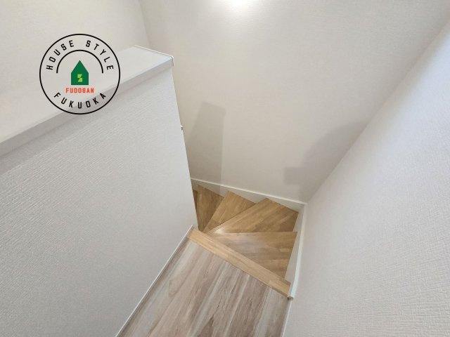 福岡市東区名島4丁目第4-2棟（1号棟）　の内装|＜手すり付階段＞手すりがないと階段の昇り降りで危険なことはもちろん、壁に手をつきながら歩くことで壁紙が汚れやすくなります。すべての方に快適に昇り降りしていただくため、手すりを設置しました。