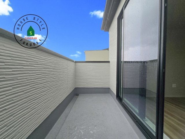 福岡市東区名島4丁目第4-2棟（1号棟）　のバルコニー|風をしっかりと感じられるバルコニーでは、毎日が洗濯日和です。広々としているので洗濯も楽しくなるでしょうし、気分転換にバルコニーからの眺めを楽しむのもいいでしょう。