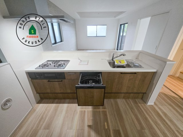 福岡市東区名島4丁目第4-2棟（1号棟）　のキッチン|ご家族を近くに感じられる対面キッチンのLDK。会話もはずみそうですね。