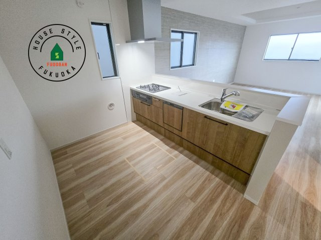 福岡市東区名島4丁目第4-2棟（1号棟）　のキッチン|明るいキッチン作業スペースを多くとりました。ご夫婦でキッチンに立っても調理がしやすい広さです。食器類もすっきりと片付く収納は魅力的です。